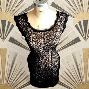 Halston Heritage Black Lace Top With a Scoop Neckline and Cap Sleeves. Size 0
